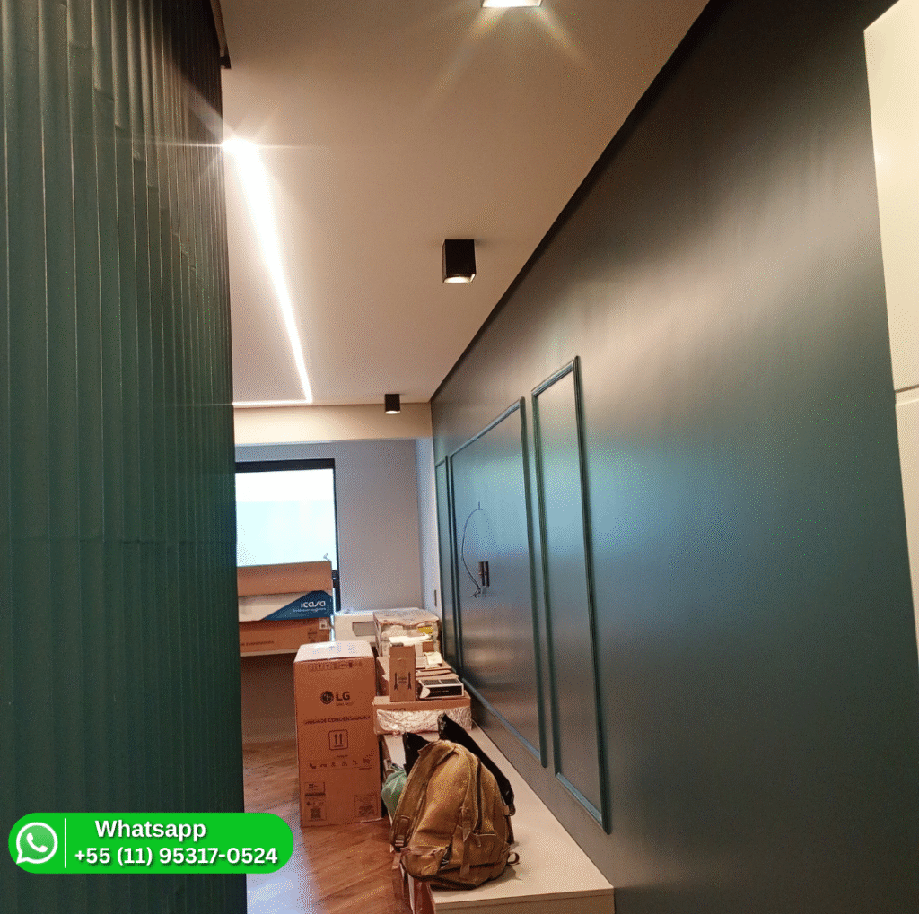 Nossos Serviços de Pintura em Santo André
Somos especialistas em transformar ambientes na sua cidade. Nossos serviços de pintura em Santo André incluem:

Pintura Residencial Interna: Salas, quartos, cozinhas e banheiros.

Pintura Externa e Fachadas: Proteção e renovação da estética de casas e prédios.

Pintura de Apartamentos em Condomínios: Serviço rápido, limpo e adaptado às regras de horários do seu condomínio.

Efeitos Decorativos: Aplicação de Cimento Queimado, Grafiato, Texturas e Marmorato.

Trabalhamos em toda a região, com foco em qualidade e rapidez em bairros como Jardim, Vila Gilda e Santa Teresinha.